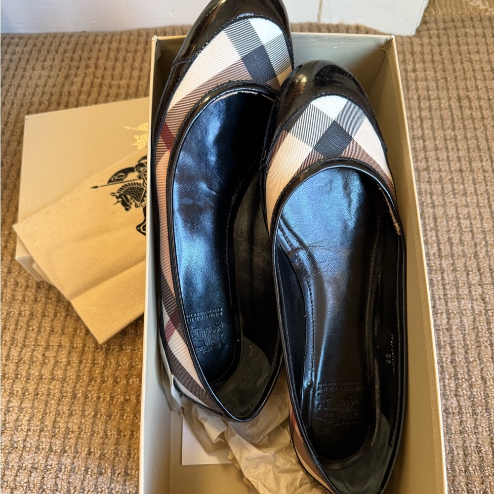 Burberry Flats in Nova/Black